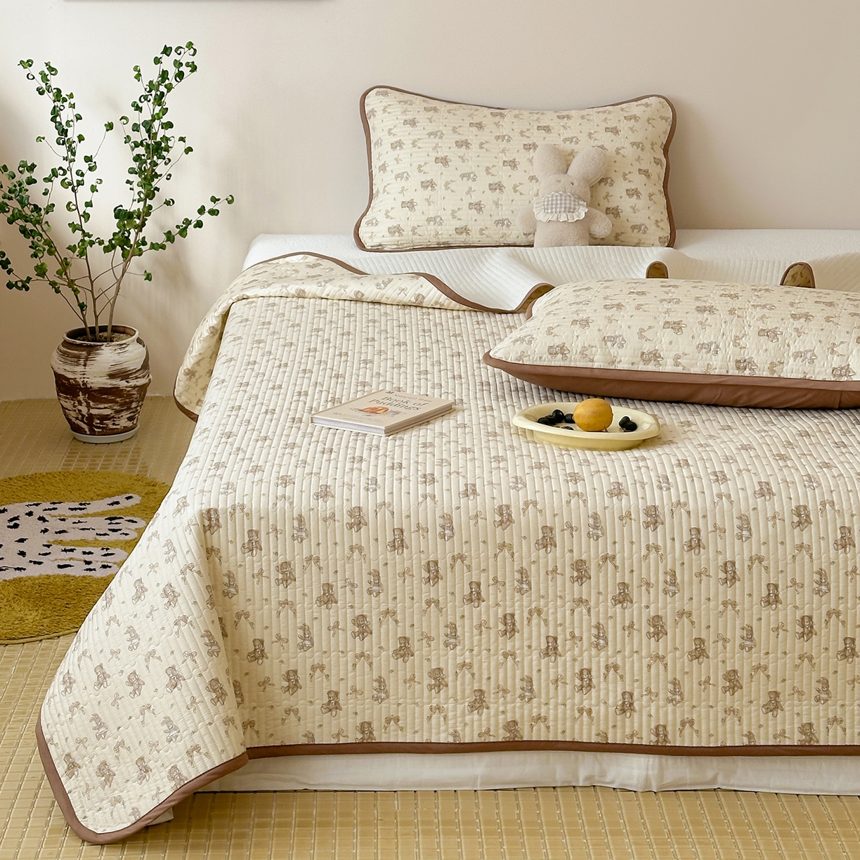 91家纺网 家纺一手货源 找家纺 漫时光 2026新款纯棉小清新棉花夹层床盖 杏萌熊