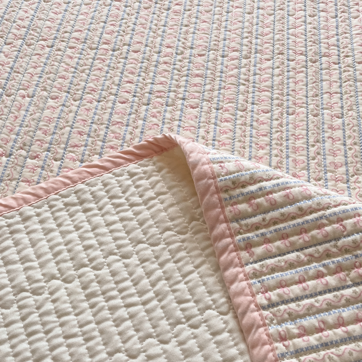 91家纺网 家纺一手货源 找家纺 漫时光 2026新款纯棉小清新棉花夹层床盖 小蝴蝶结