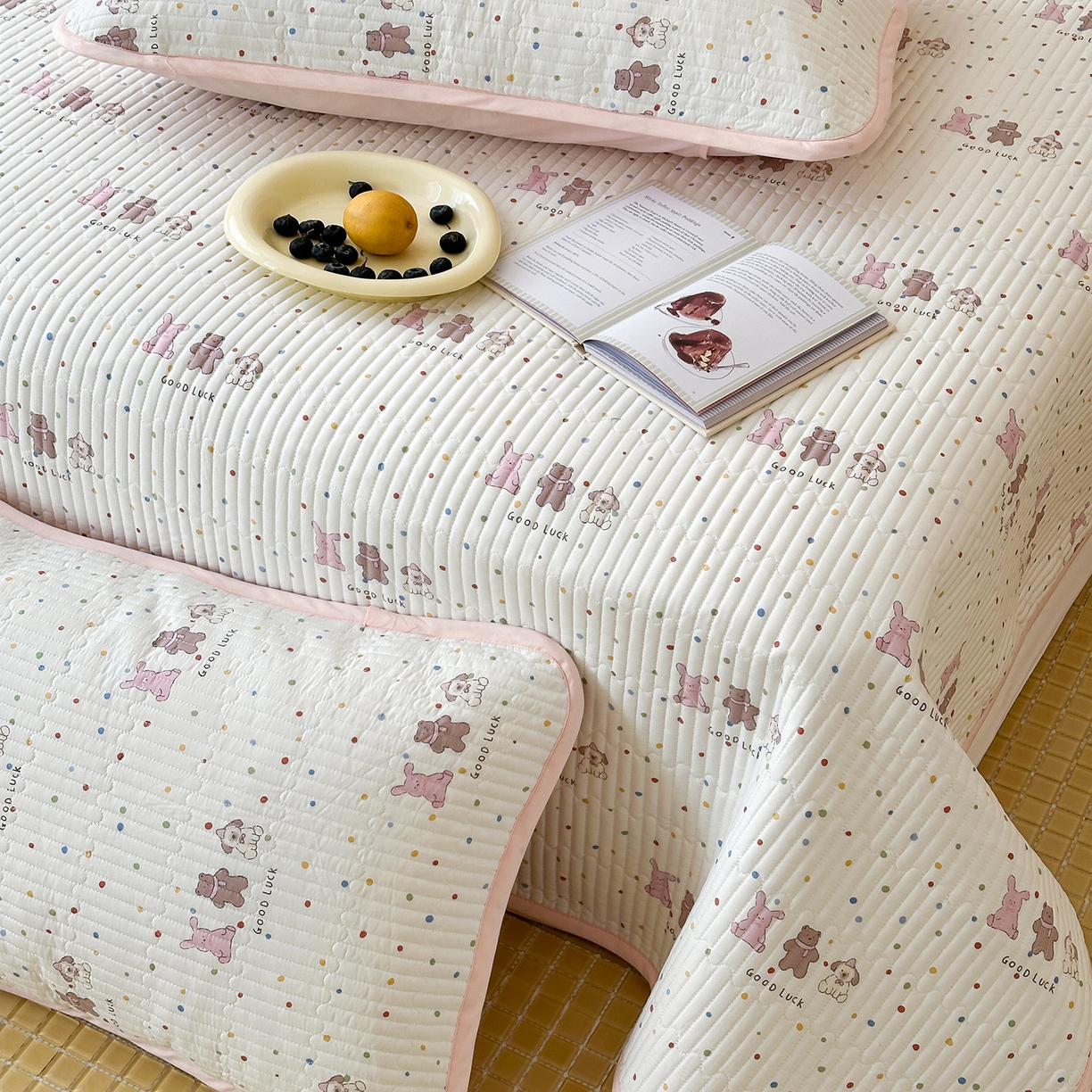 91家纺网 家纺一手货源 找家纺 漫时光 2026新款纯棉小清新棉花夹层床盖 幸运派对