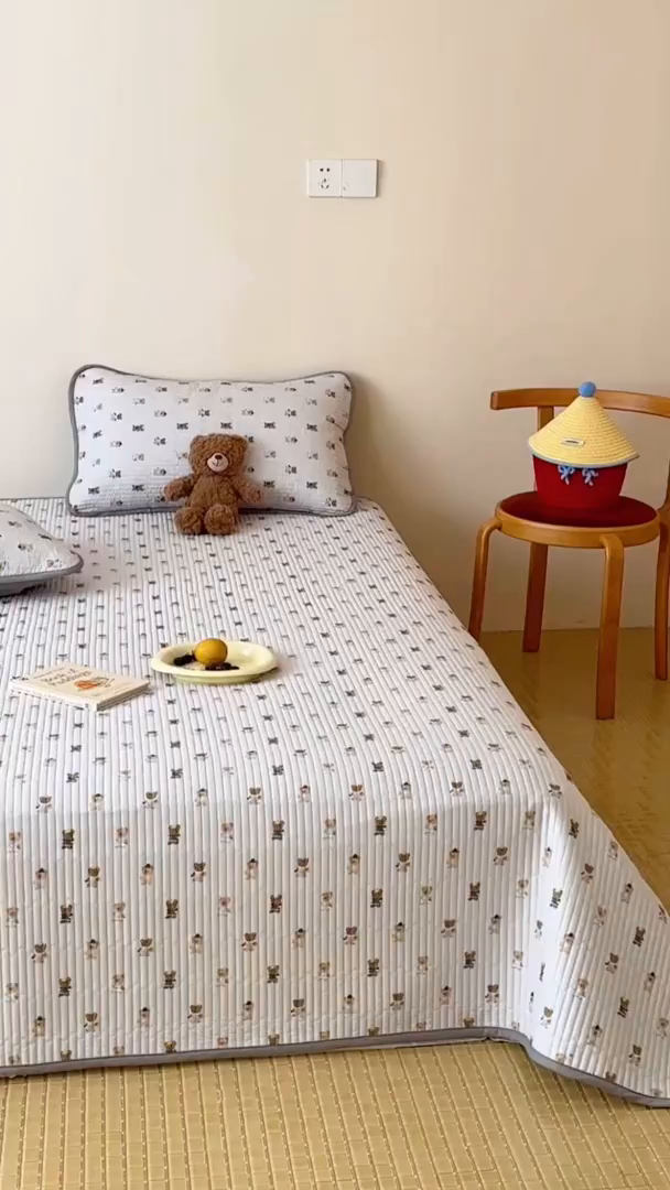 91家纺网 家纺一手货源 找家纺 漫时光 2026新款纯棉小清新棉花夹层床盖 条纹灰熊