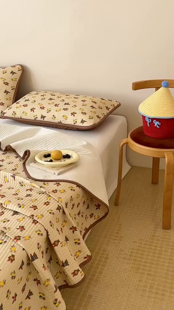 91家纺网 家纺一手货源 找家纺 漫时光 2026新款纯棉小清新棉花夹层床盖 快乐熊