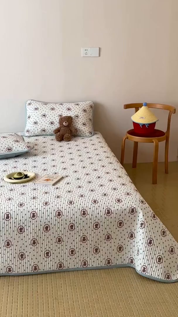 91家纺网 家纺一手货源 找家纺 漫时光 2026新款纯棉小清新棉花夹层床盖 弗莱熊