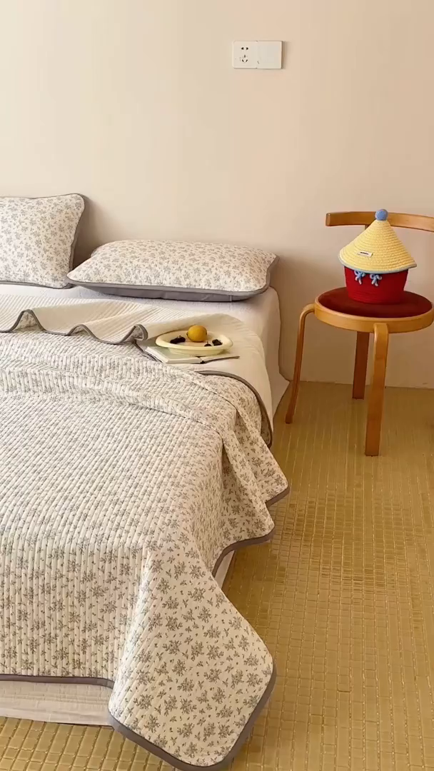 91家纺网 家纺一手货源 找家纺 漫时光 2026新款纯棉小清新棉花夹层床盖 灰絮花影