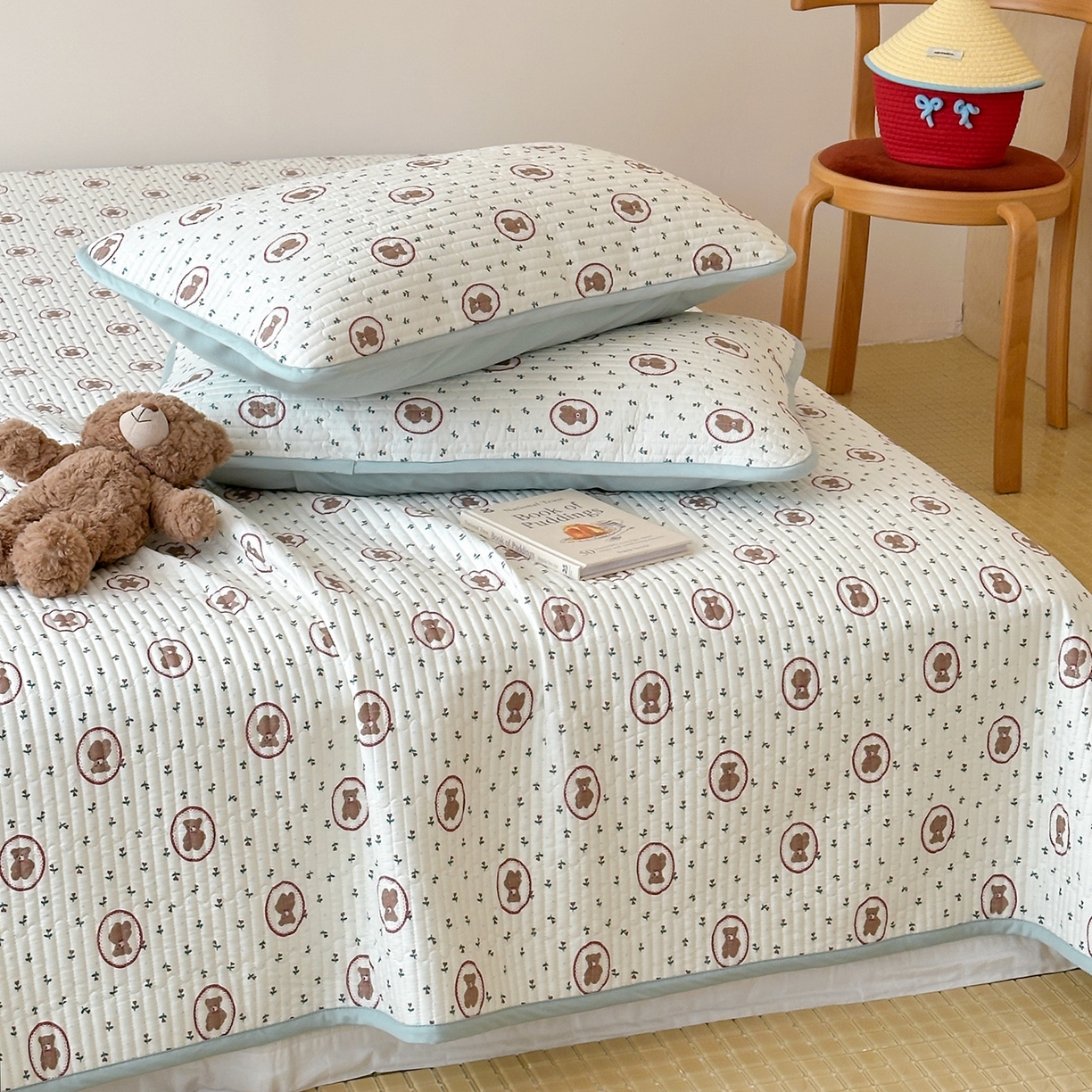 91家纺网 家纺一手货源 找家纺 漫时光 2026新款纯棉小清新棉花夹层床盖 弗莱熊