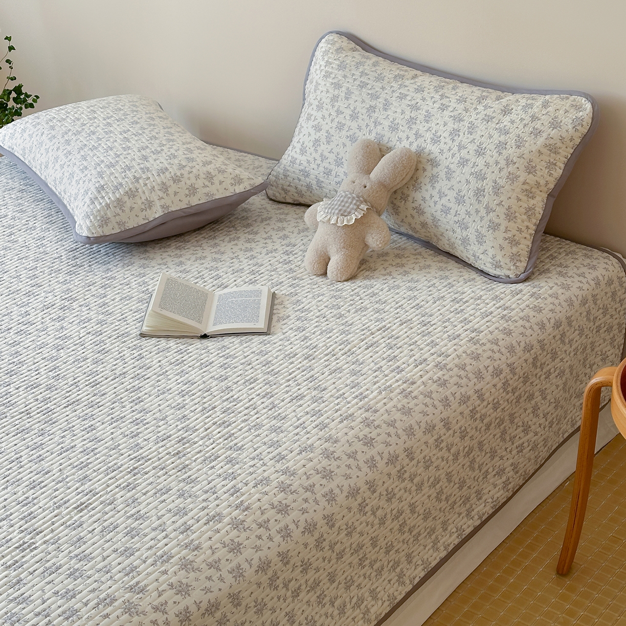 91家纺网 家纺一手货源 找家纺 漫时光 2026新款纯棉小清新棉花夹层床盖 灰絮花影