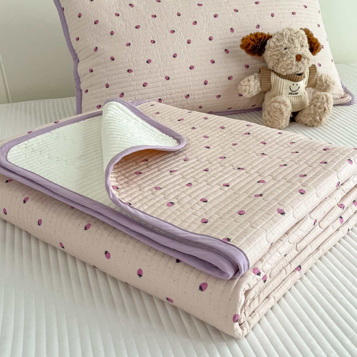 91家纺网 家纺一手货源 找家纺 漫时光 2026新款纯棉小清新棉花夹层床盖 小草莓