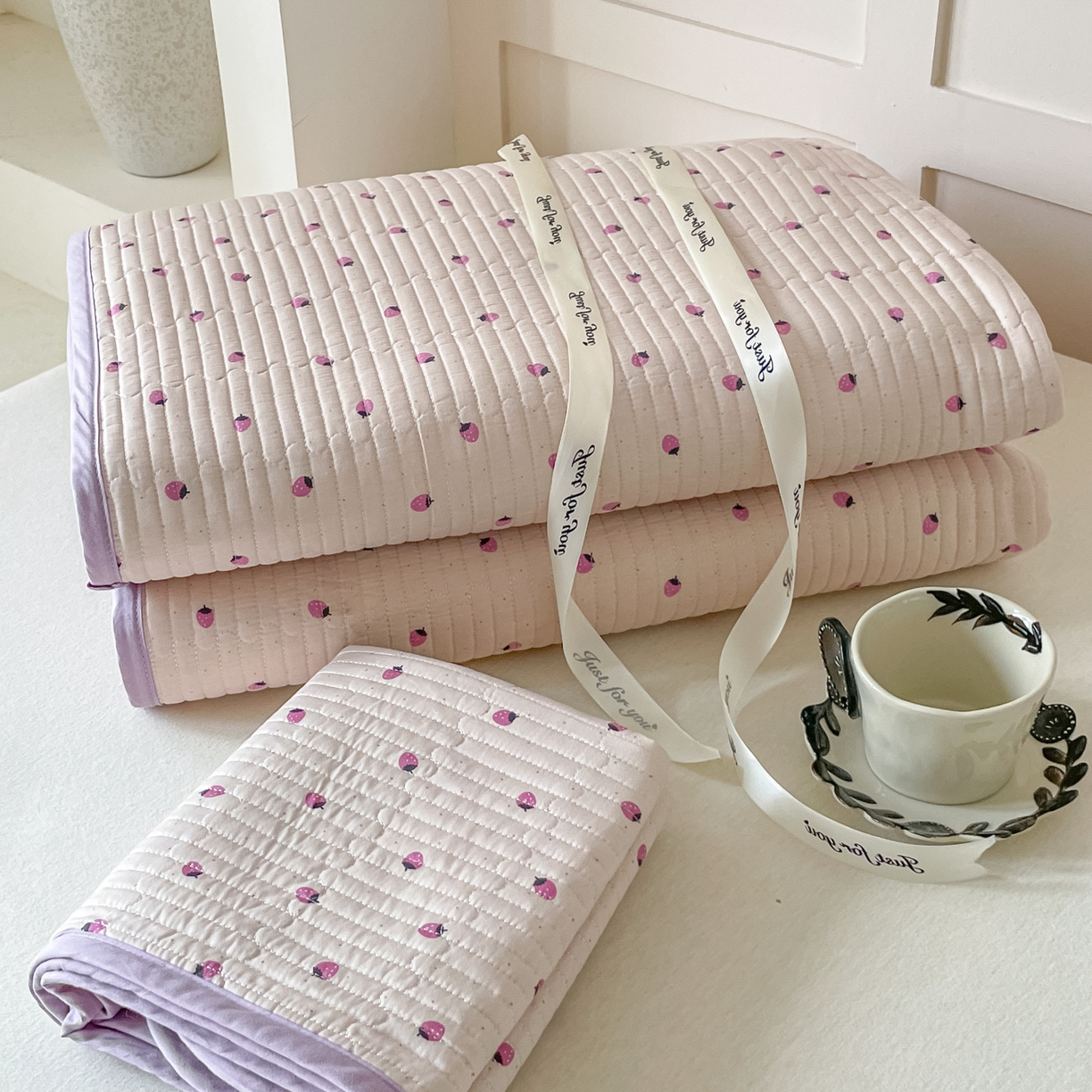 91家纺网 家纺一手货源 找家纺 漫时光 2026新款纯棉小清新棉花夹层床盖 小草莓