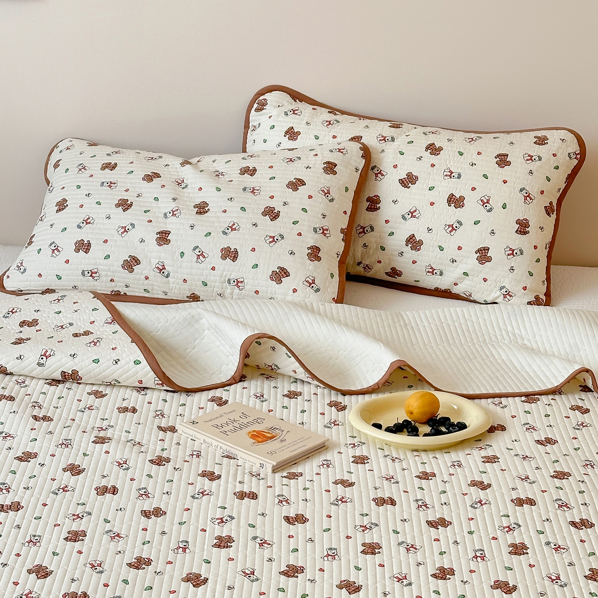 91家纺网 家纺一手货源 找家纺 漫时光 2026新款纯棉小清新棉花夹层床盖 奶茶汪汪