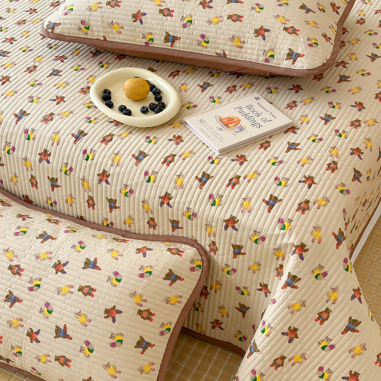 91家纺网 家纺一手货源 找家纺 漫时光 2026新款纯棉小清新棉花夹层床盖 快乐熊