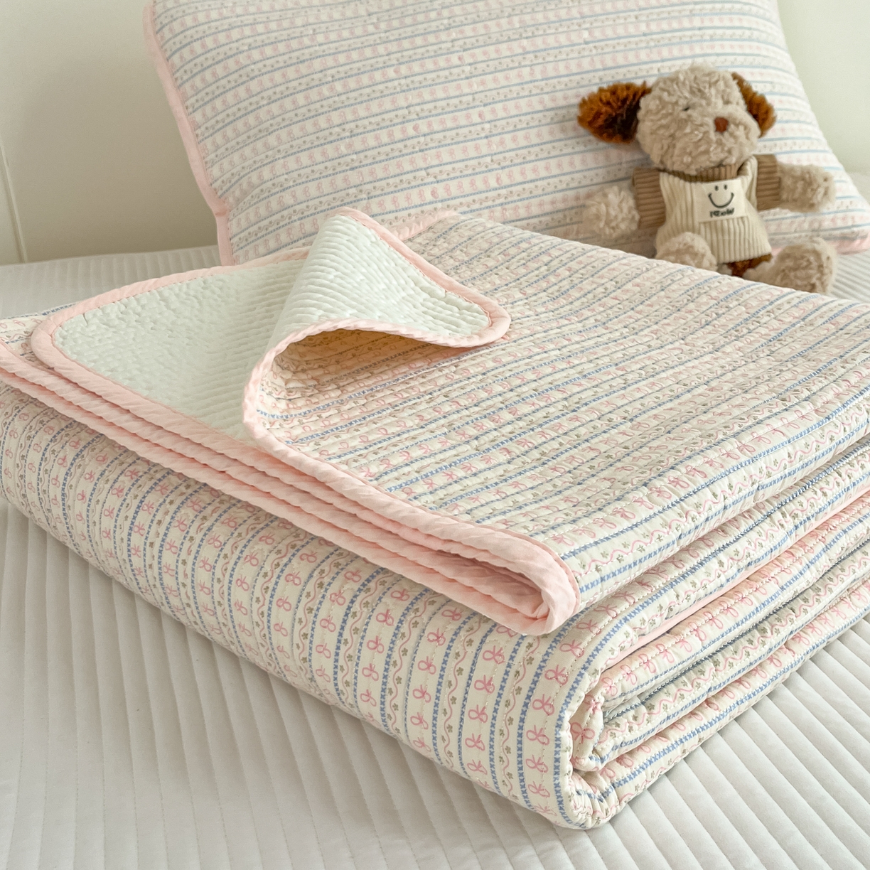 91家纺网 家纺一手货源 找家纺 漫时光 2026新款纯棉小清新棉花夹层床盖 小蝴蝶结