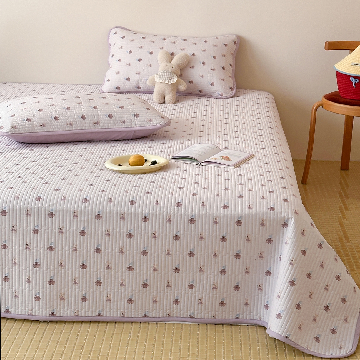 91家纺网 家纺一手货源 找家纺 漫时光 2026新款纯棉小清新棉花夹层床盖 萌萌紫兔