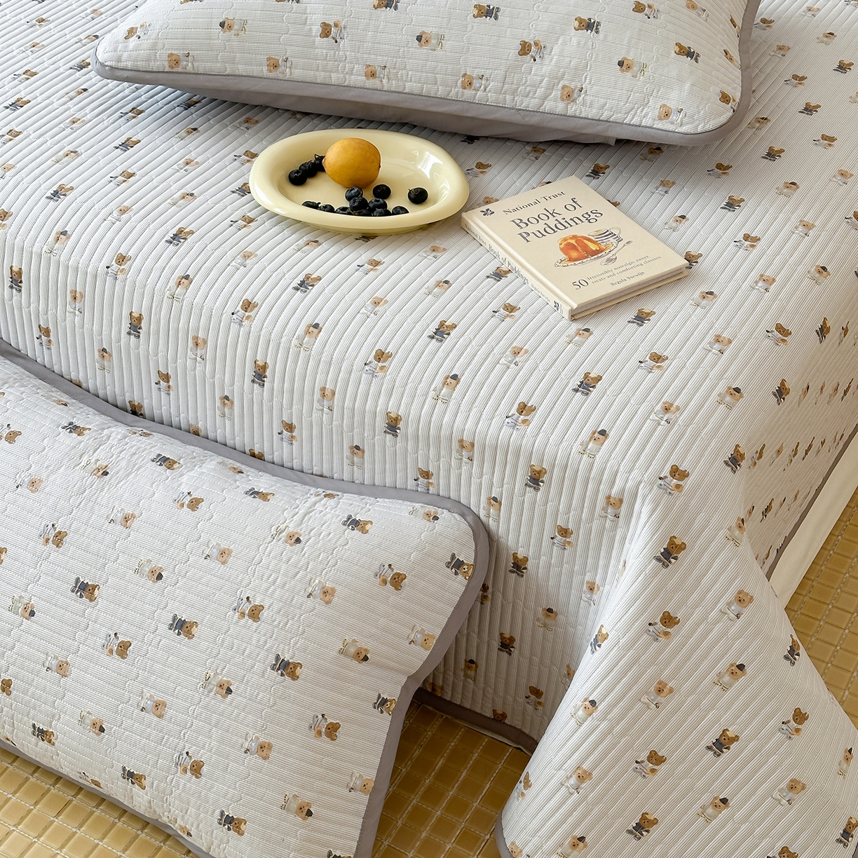 91家纺网 家纺一手货源 找家纺 漫时光 2026新款纯棉小清新棉花夹层床盖 条纹灰熊