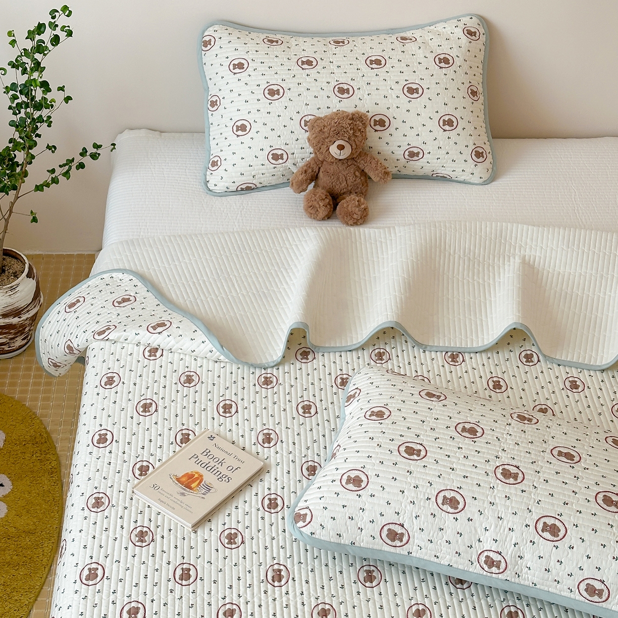 91家纺网 家纺一手货源 找家纺 漫时光 2026新款纯棉小清新棉花夹层床盖 弗莱熊