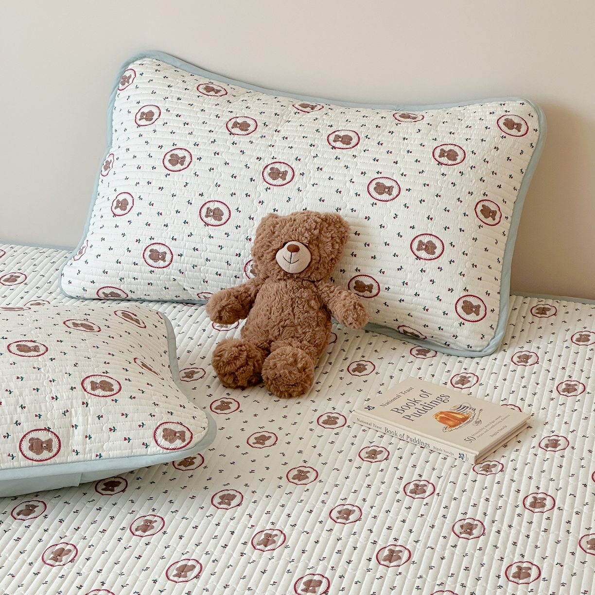 91家纺网 家纺一手货源 找家纺 漫时光 2026新款全棉新疆棉花夹层枕套单品 弗莱熊