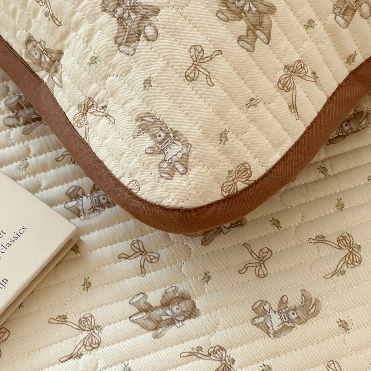 91家纺网 家纺一手货源 找家纺 漫时光 2026新款全棉新疆棉花夹层枕套单品 杏萌熊