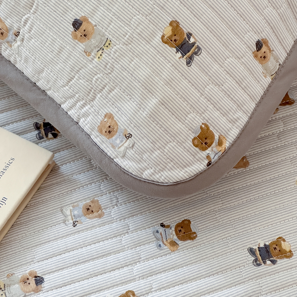 91家纺网 家纺一手货源 找家纺 漫时光 2026新款全棉新疆棉花夹层枕套单品 条纹灰熊