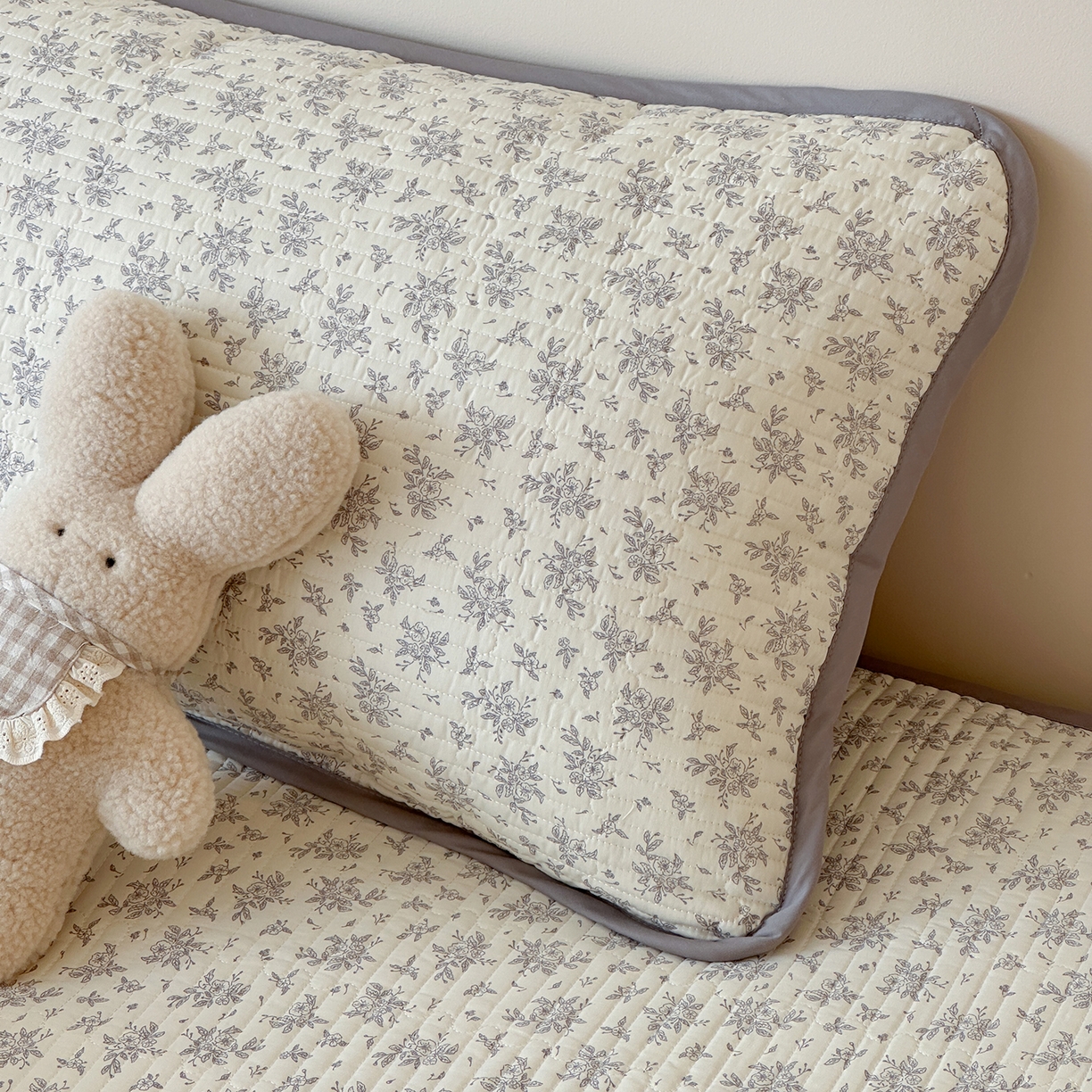 91家纺网 家纺一手货源 找家纺 漫时光 2026新款全棉新疆棉花夹层枕套单品 灰絮花影