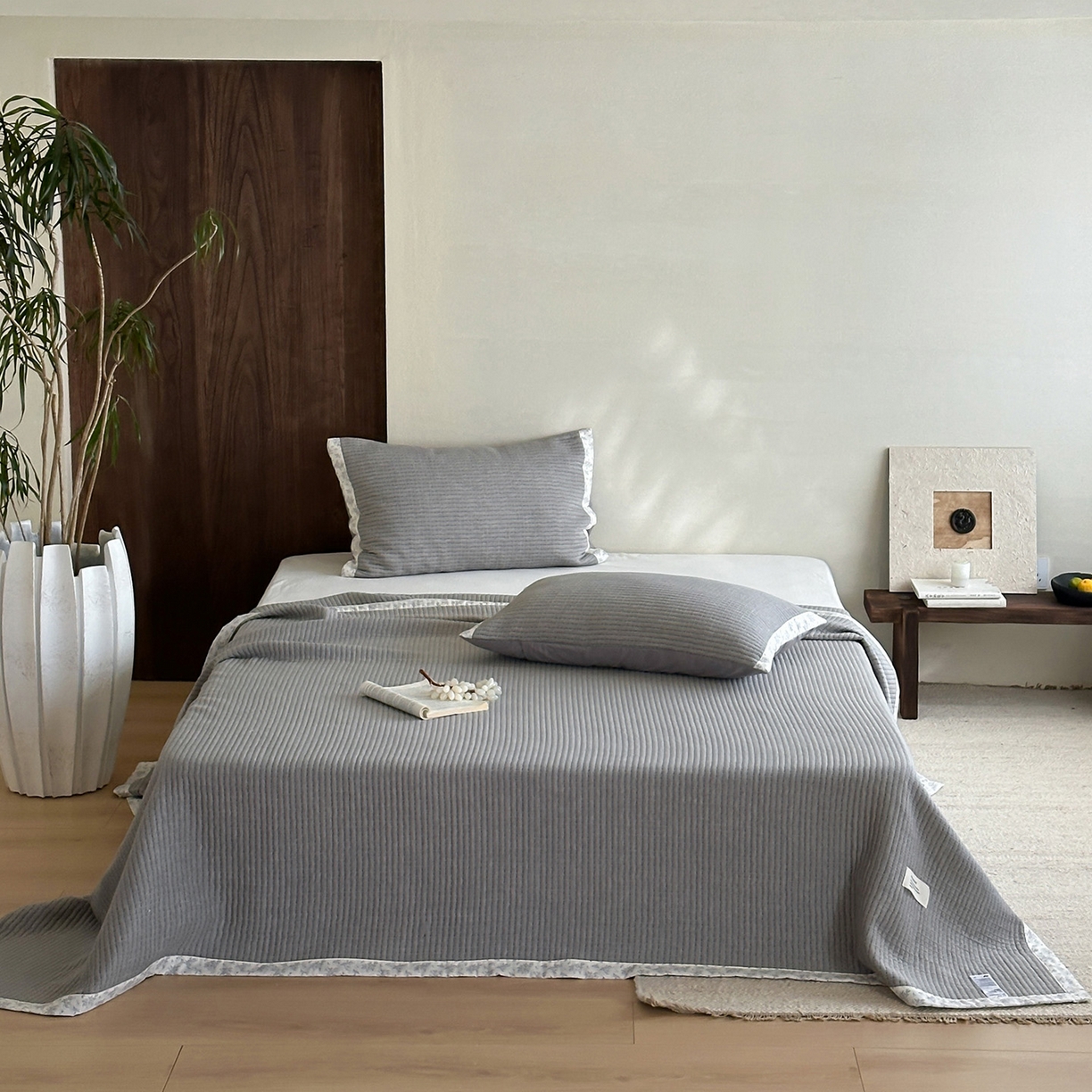 91家纺网 家纺一手货源 找家纺 漫时光 2026新款全棉穿绳提花床盖-慢织 慢织-灰谧