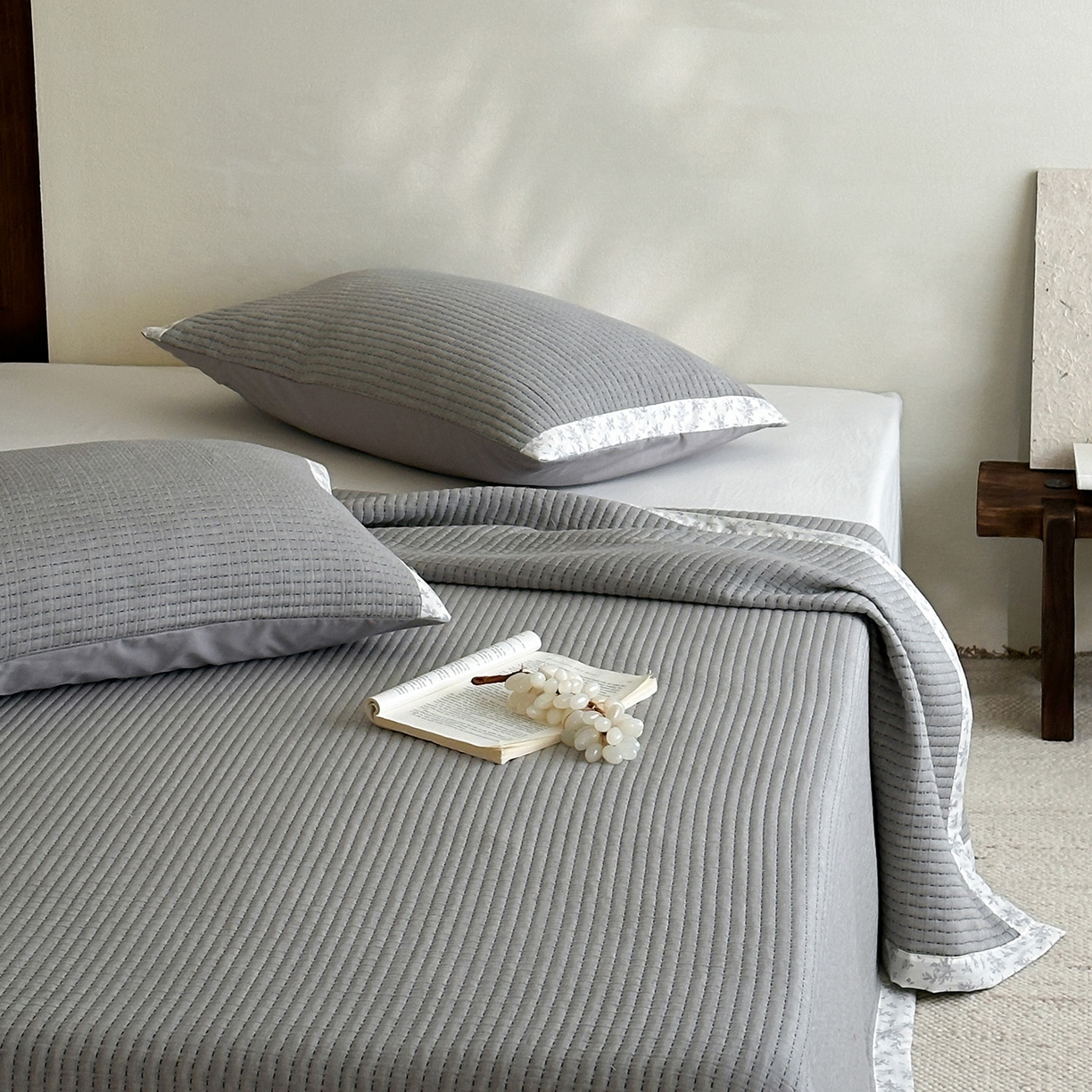 91家纺网 家纺一手货源 找家纺 漫时光 2026新款全棉穿绳提花床盖-慢织 慢织-灰谧