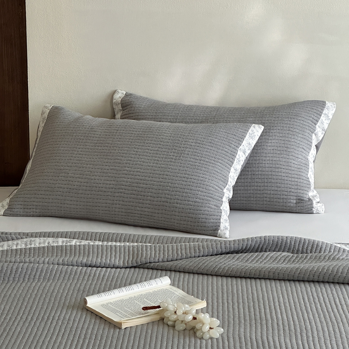 91家纺网 家纺一手货源 找家纺 漫时光 2026新款全棉穿绳提花床盖-慢织 慢织-灰谧