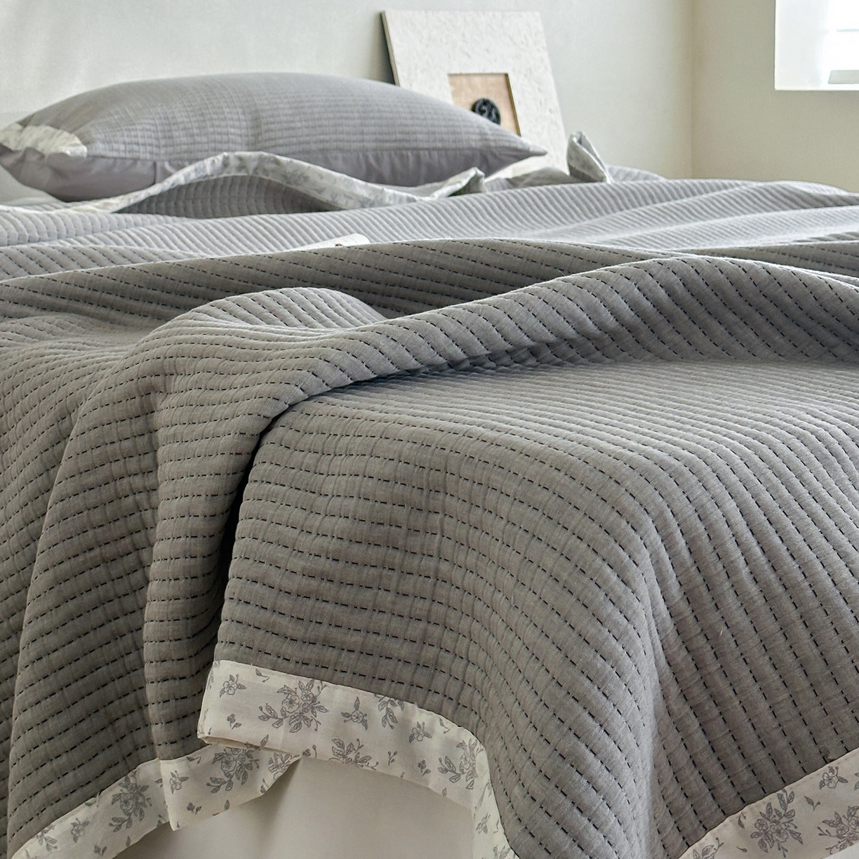 91家纺网 家纺一手货源 找家纺 漫时光 2026新款全棉穿绳提花床盖-慢织 慢织-灰谧