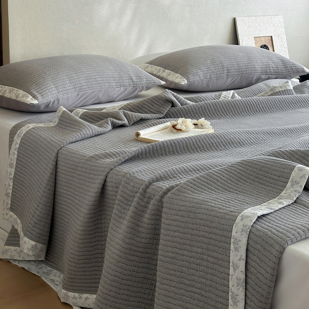 91家纺网 家纺一手货源 找家纺 漫时光 2026新款全棉穿绳提花床盖-慢织 慢织-灰谧