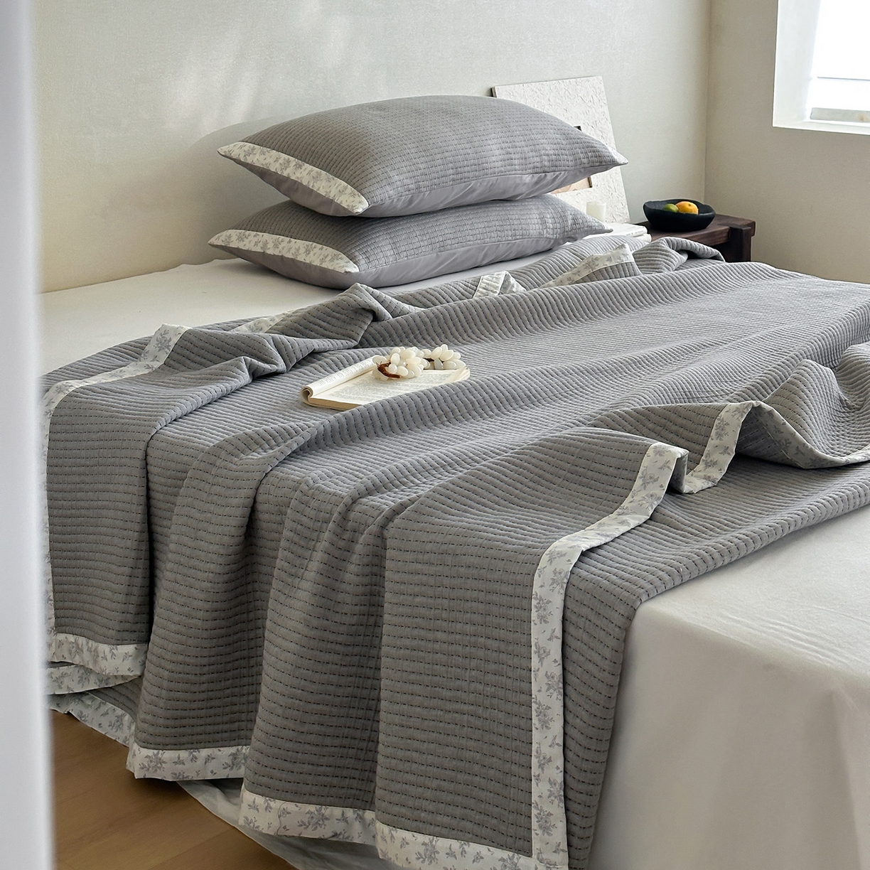 91家纺网 家纺一手货源 找家纺 漫时光 2026新款全棉穿绳提花床盖-慢织 慢织-灰谧