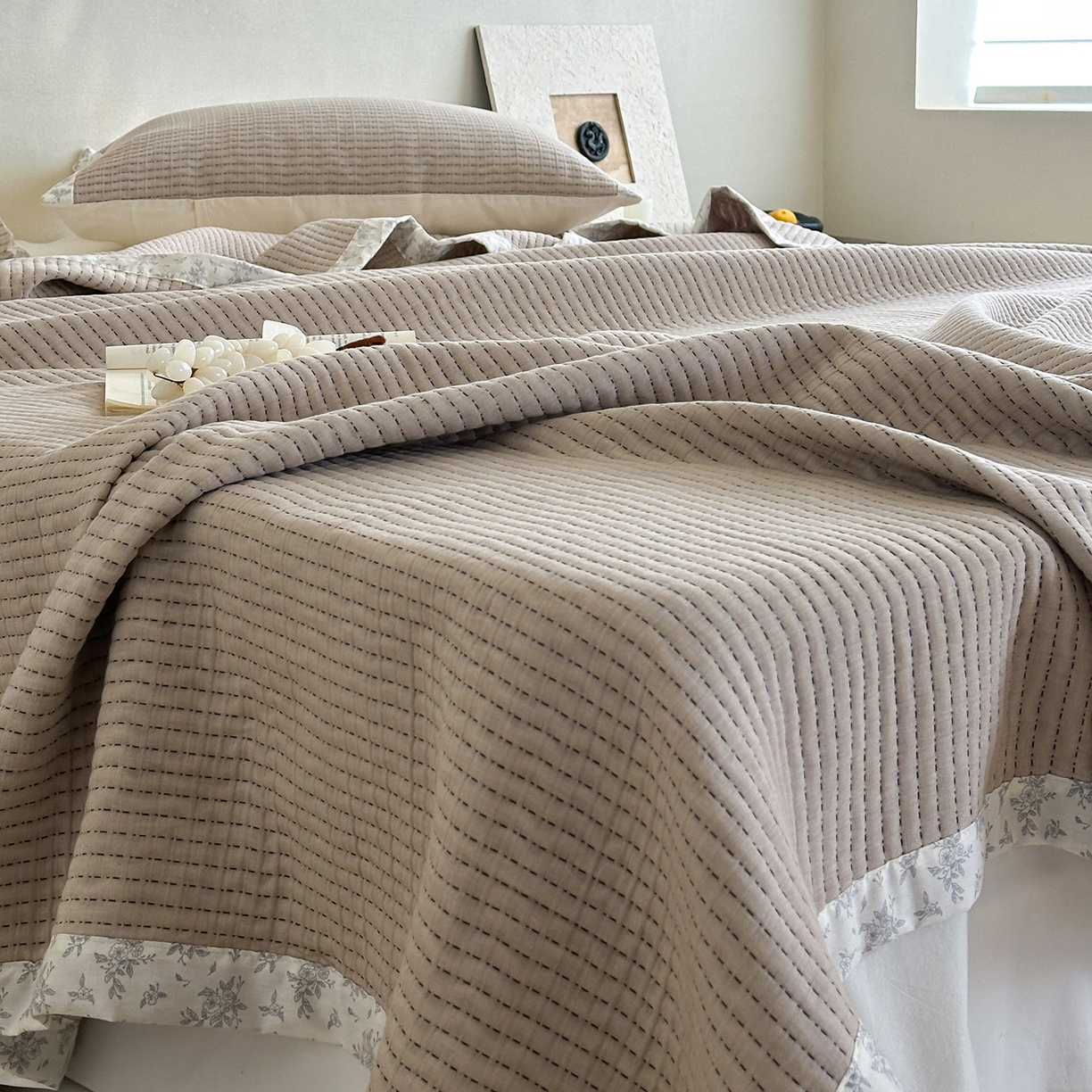 91家纺网 家纺一手货源 找家纺 漫时光 2026新款全棉穿绳提花床盖-慢织 慢织-浅棕