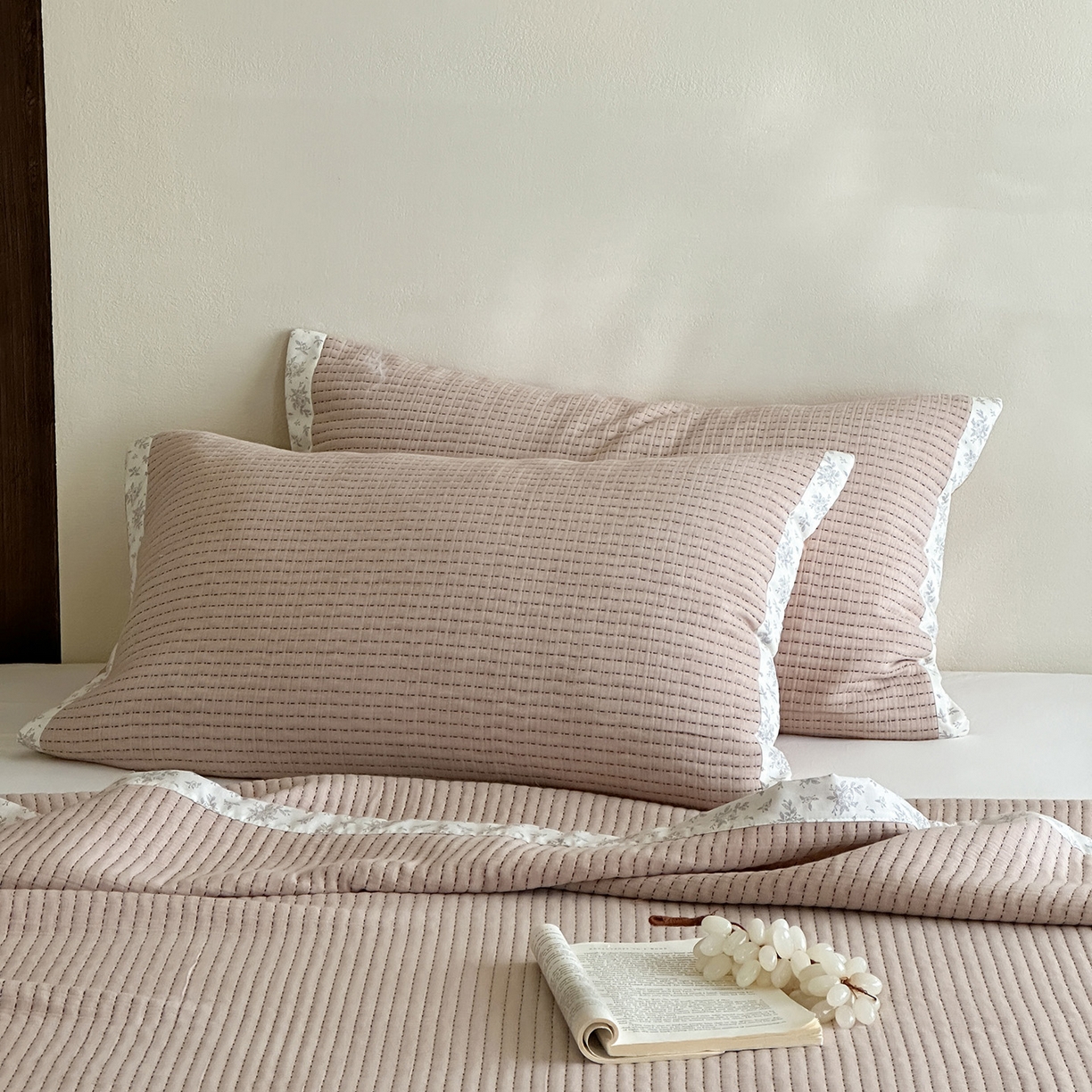 91家纺网 家纺一手货源 找家纺 漫时光 2026新款全棉穿绳提花床盖-慢织 慢织-粉糯