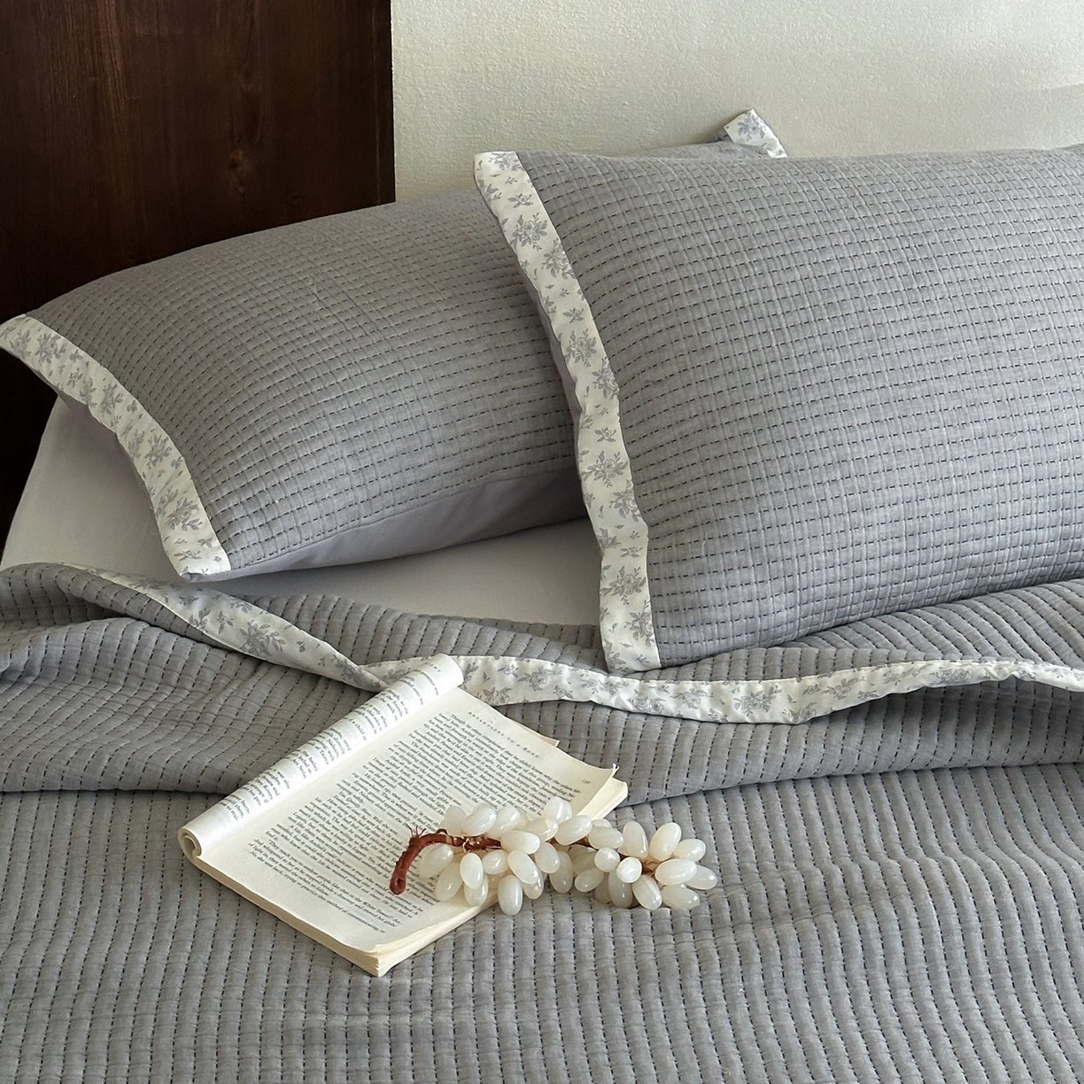 91家纺网 家纺一手货源 找家纺 漫时光 2026新款全棉穿绳提花床盖-慢织 慢织-灰谧