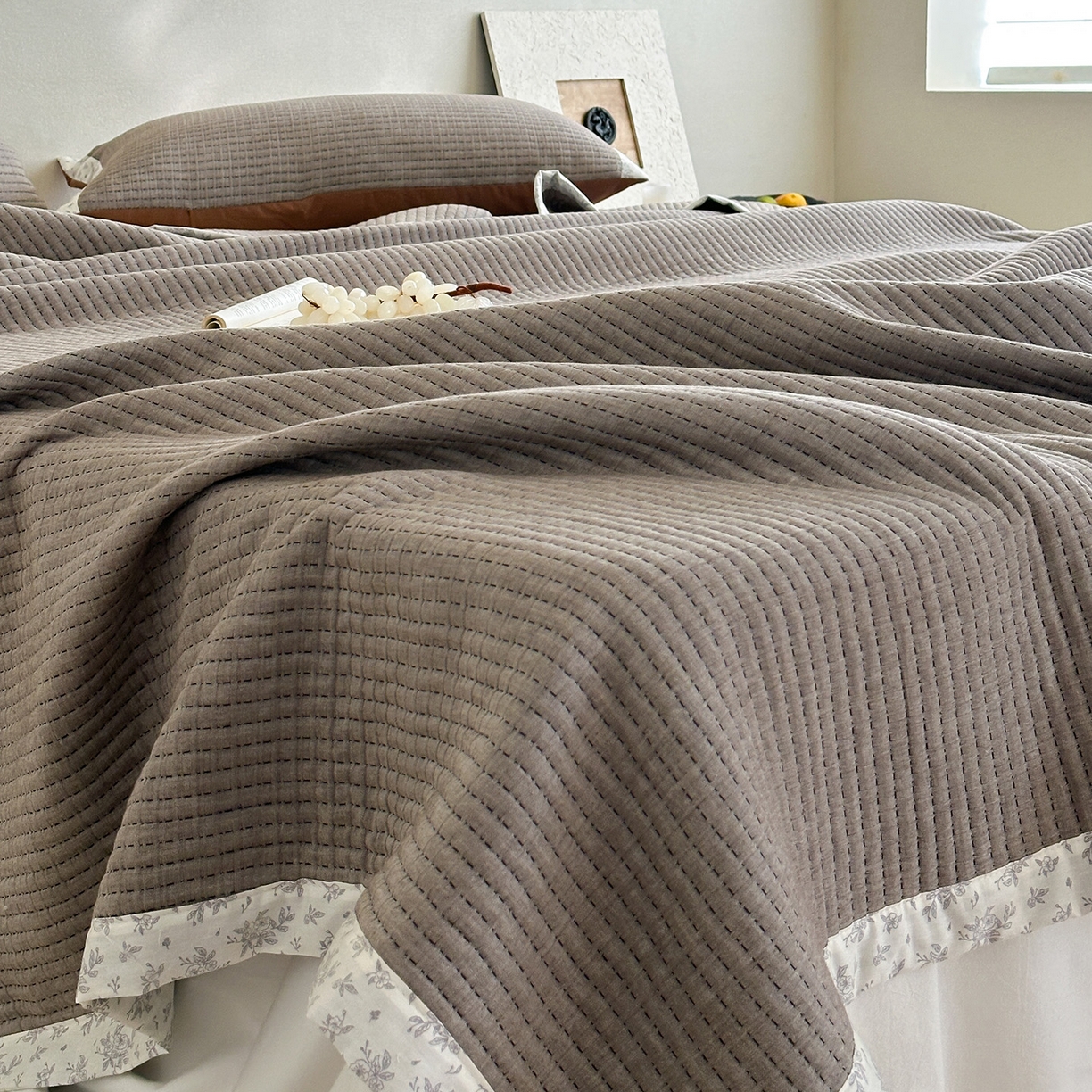 91家纺网 家纺一手货源 找家纺 漫时光 2026新款全棉穿绳提花床盖-慢织 慢织-暖棕