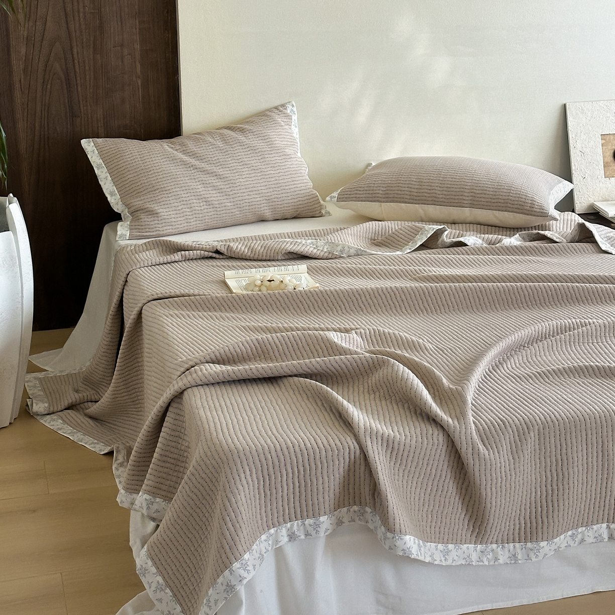 91家纺网 家纺一手货源 找家纺 漫时光 2026新款全棉穿绳提花床盖-慢织 慢织-浅棕