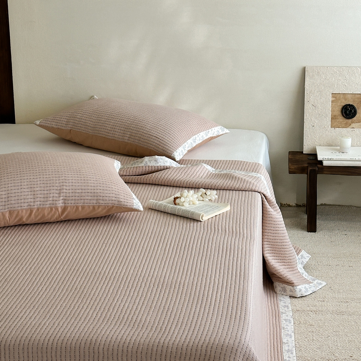 91家纺网 家纺一手货源 找家纺 漫时光 2026新款全棉穿绳提花床盖-慢织 慢织-粉糯