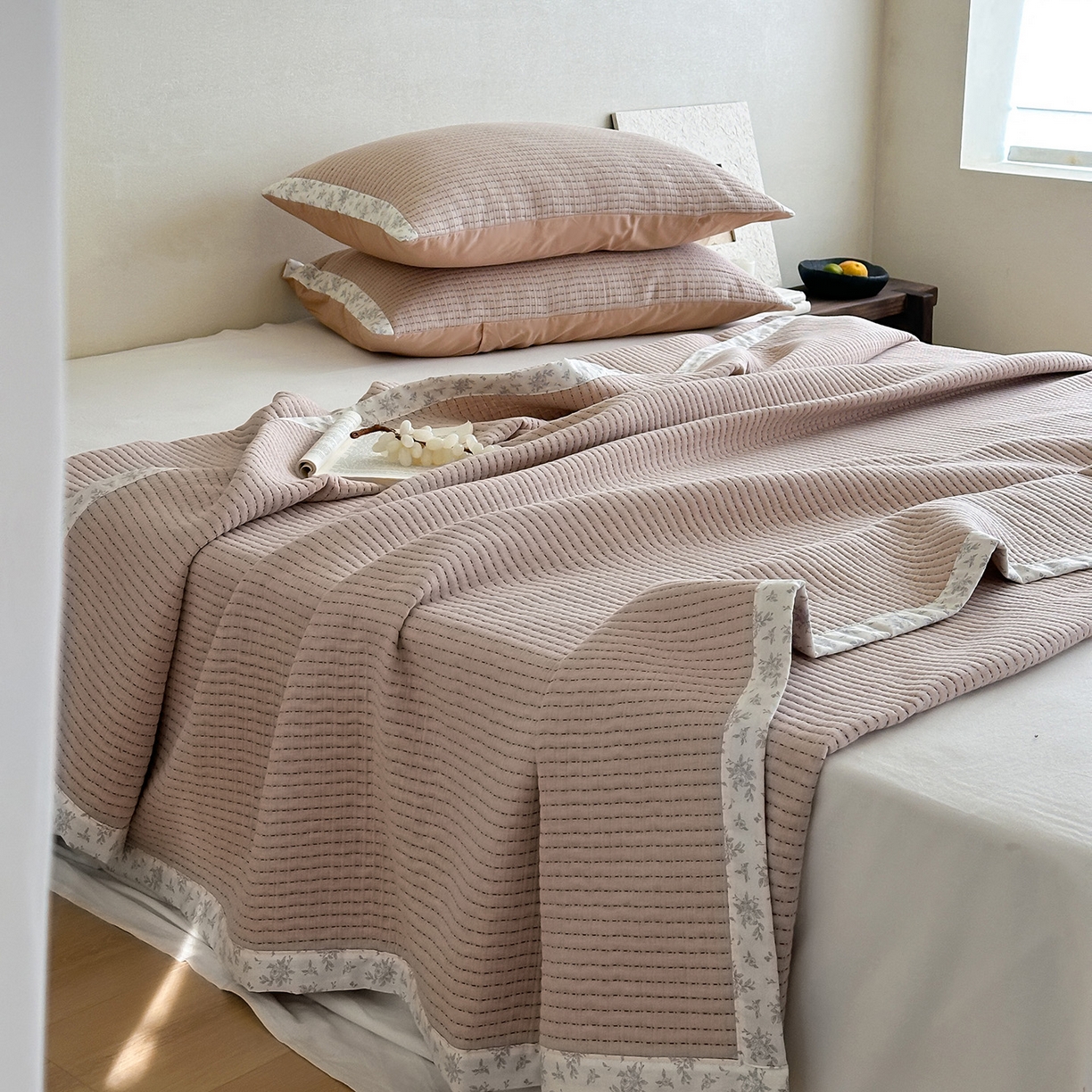 91家纺网 家纺一手货源 找家纺 漫时光 2026新款全棉穿绳提花床盖-慢织 慢织-粉糯