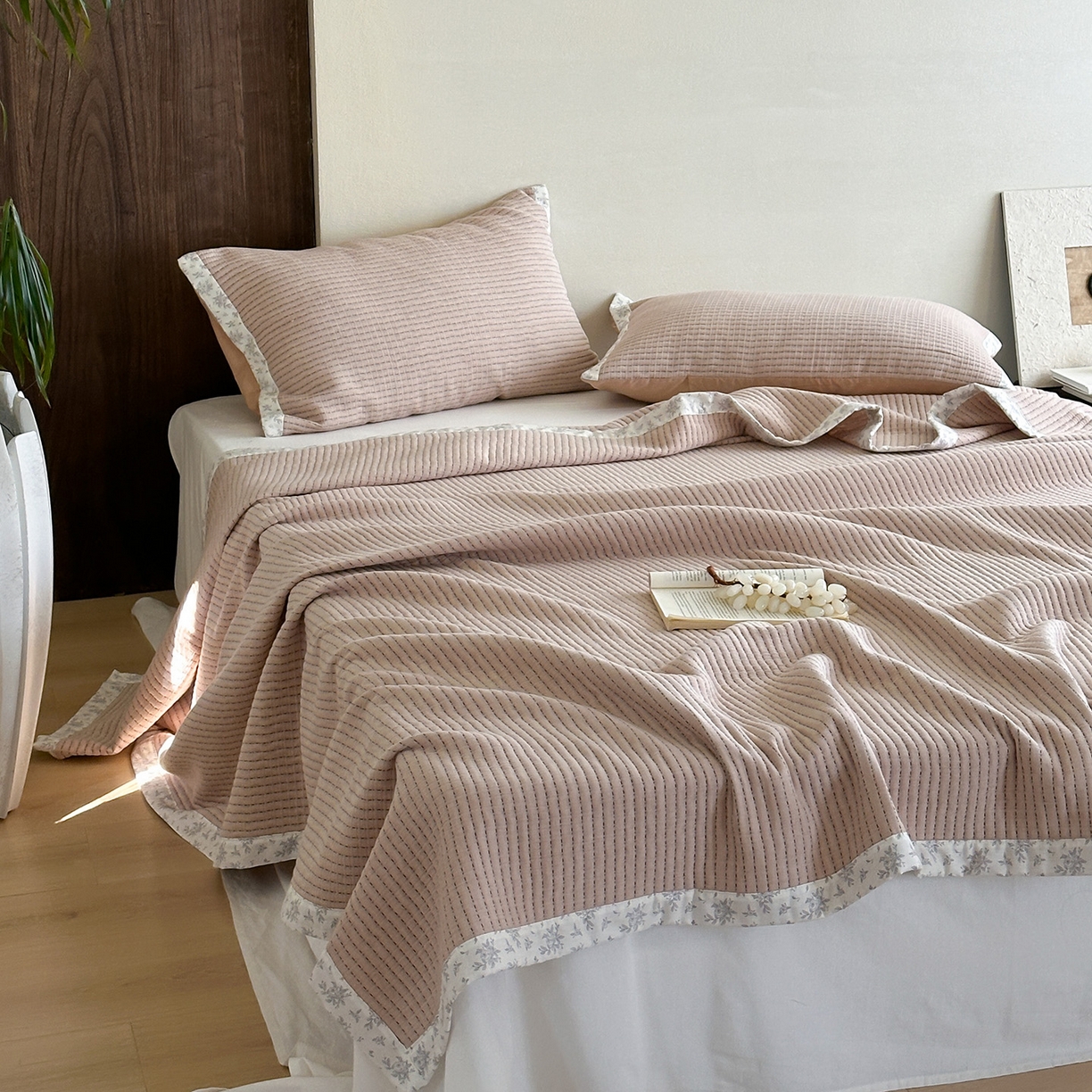 91家纺网 家纺一手货源 找家纺 漫时光 2026新款全棉穿绳提花床盖-慢织 慢织-粉糯