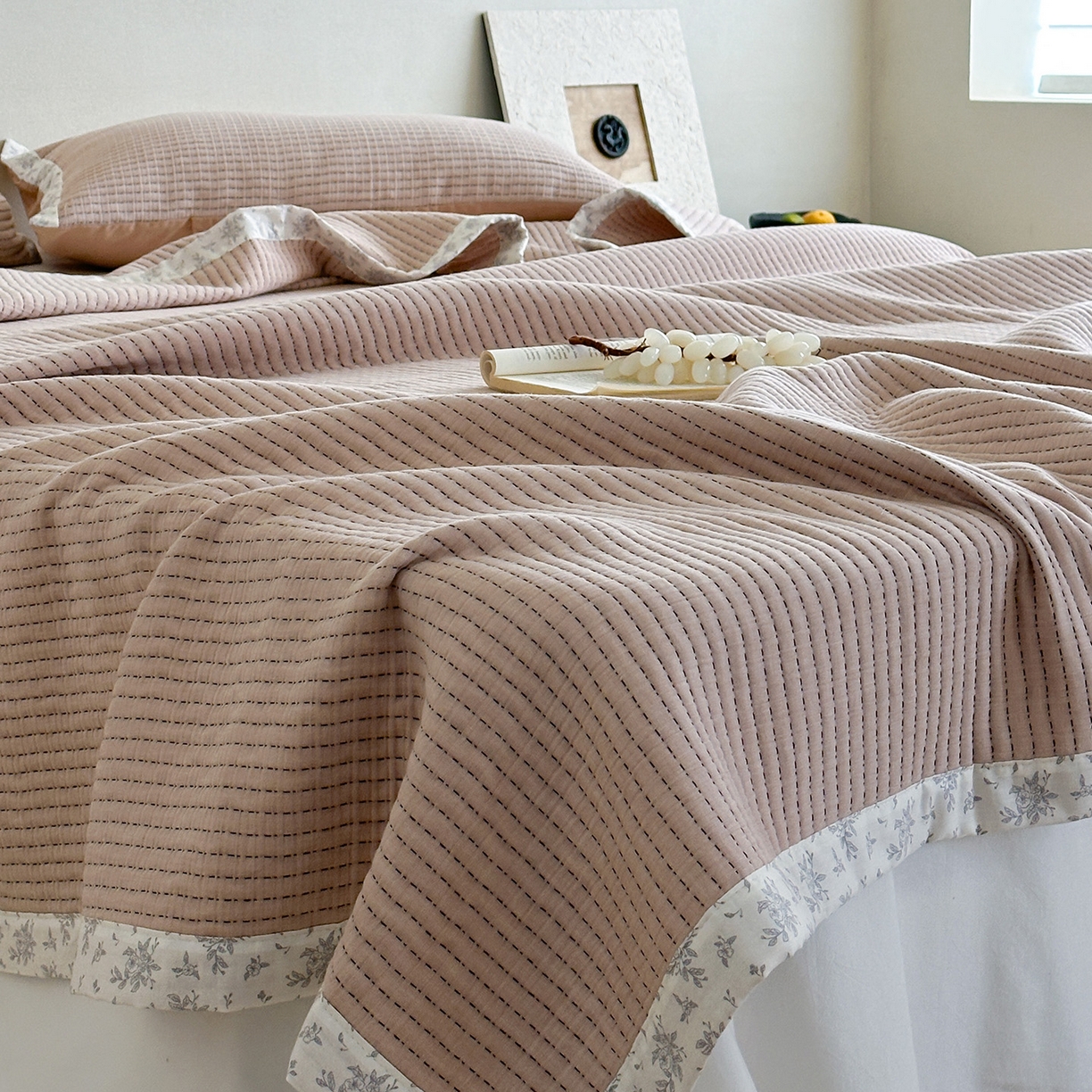 91家纺网 家纺一手货源 找家纺 漫时光 2026新款全棉穿绳提花床盖-慢织 慢织-粉糯