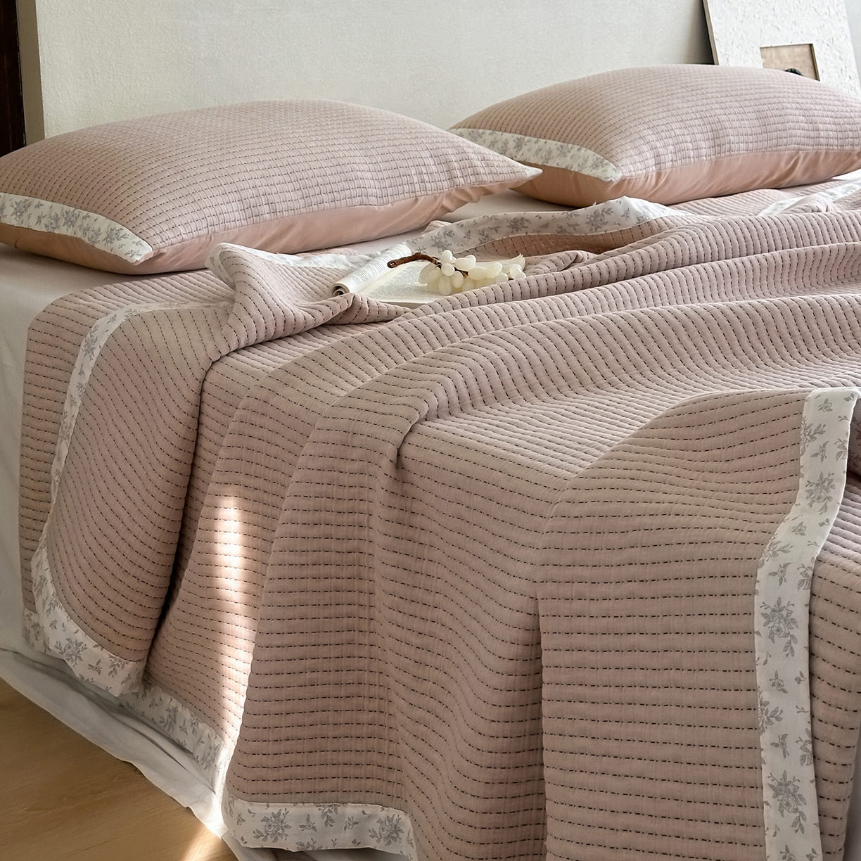 91家纺网 家纺一手货源 找家纺 漫时光 2026新款全棉穿绳提花床盖-慢织 慢织-粉糯