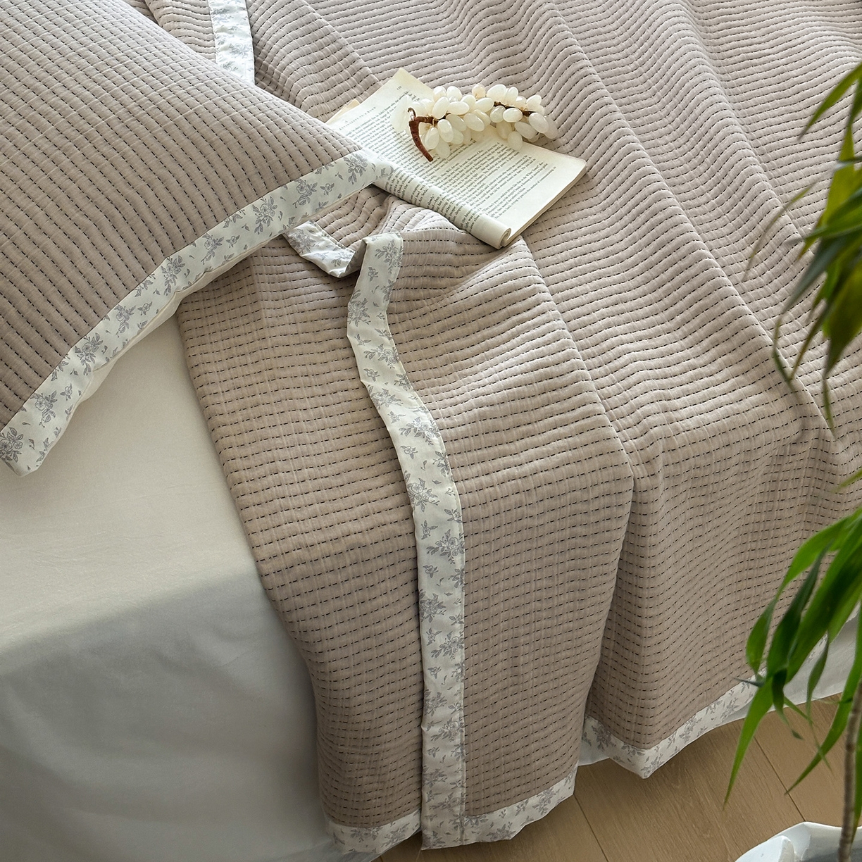 91家纺网 家纺一手货源 找家纺 漫时光 2026新款全棉穿绳提花床盖-慢织 慢织-浅棕