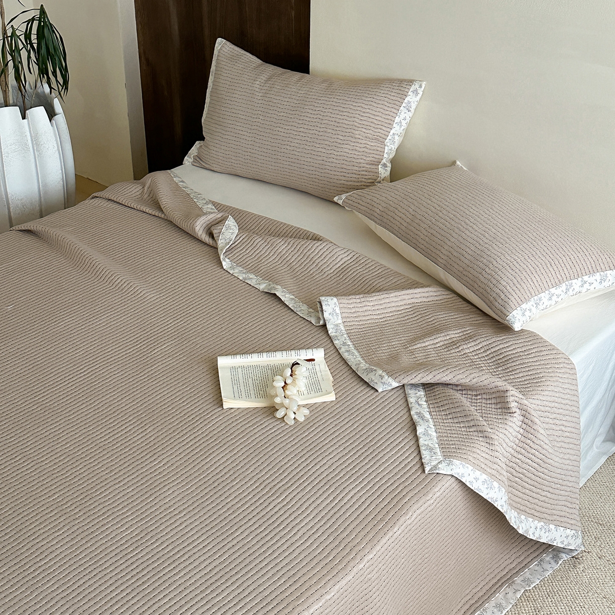 91家纺网 家纺一手货源 找家纺 漫时光 2026新款全棉穿绳提花床盖-慢织 慢织-浅棕