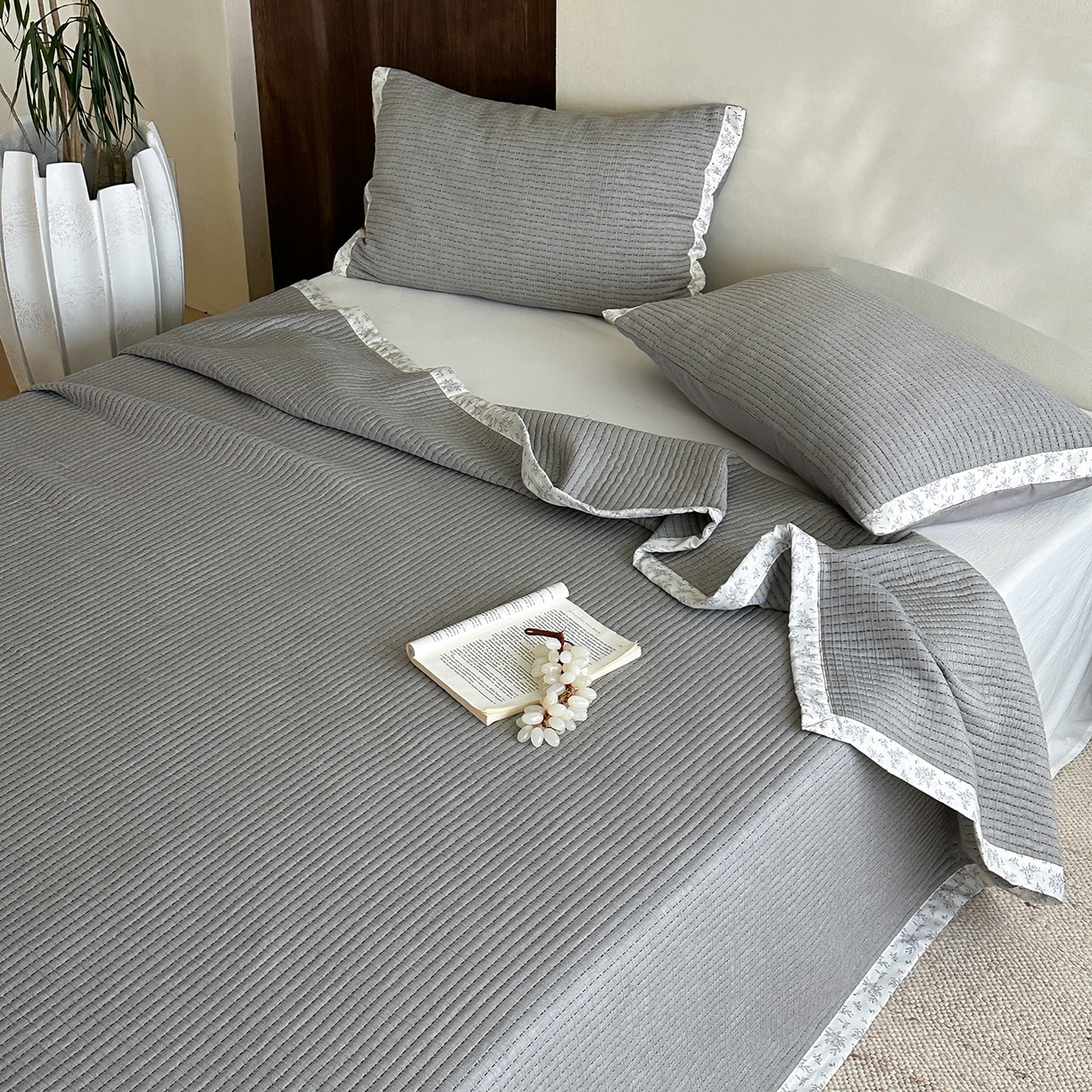 91家纺网 家纺一手货源 找家纺 漫时光 2026新款全棉穿绳提花床盖-慢织 慢织-灰谧