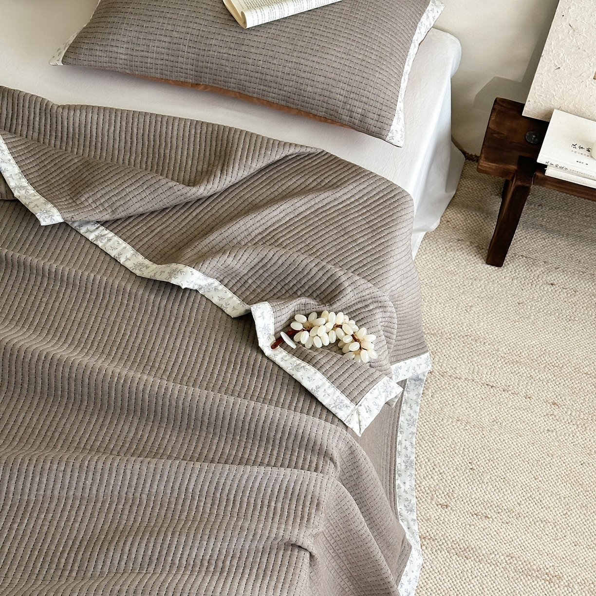 91家纺网 家纺一手货源 找家纺 漫时光 2026新款全棉穿绳提花床盖-慢织 慢织-暖棕