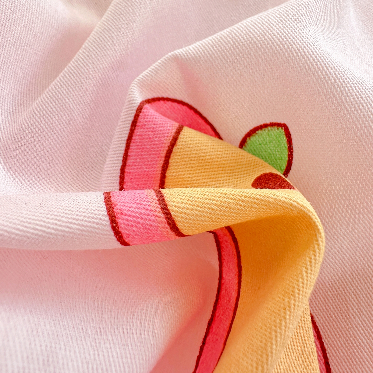 91家纺网 家纺一手货源 找家纺 恩泽家纺 2026春夏新款全棉纯棉12868印花四件套及单品系列-单枕套枕套单件 苹果小猫咪