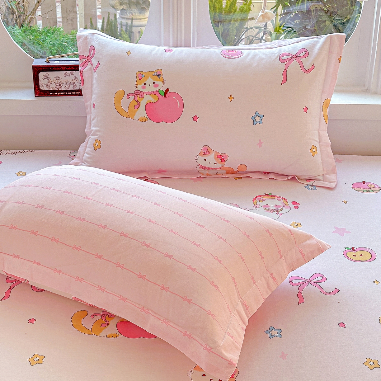 91家纺网 家纺一手货源 找家纺 恩泽家纺 2026春夏新款全棉纯棉12868印花四件套及单品系列-单枕套枕套单件 苹果小猫咪