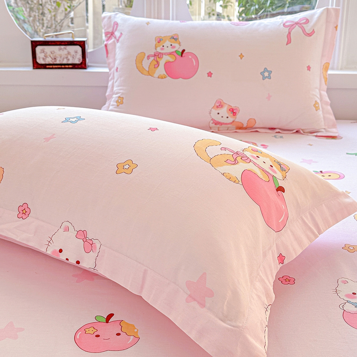 91家纺网 家纺一手货源 找家纺 恩泽家纺 2026春夏新款全棉纯棉12868印花四件套及单品系列-单枕套枕套单件 苹果小猫咪