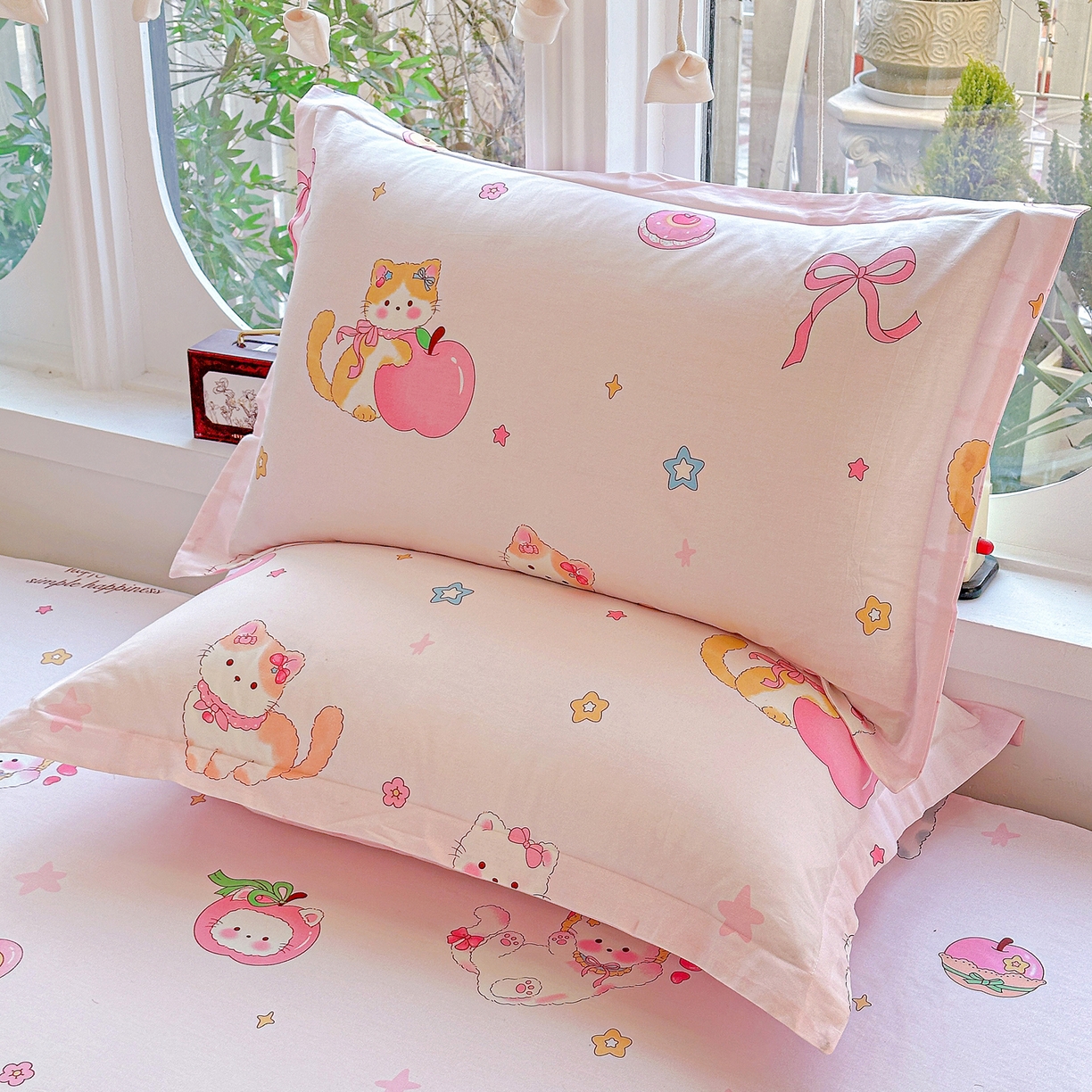 91家纺网 家纺一手货源 找家纺 恩泽家纺 2026春夏新款全棉纯棉12868印花四件套及单品系列-单枕套枕套单件 苹果小猫咪