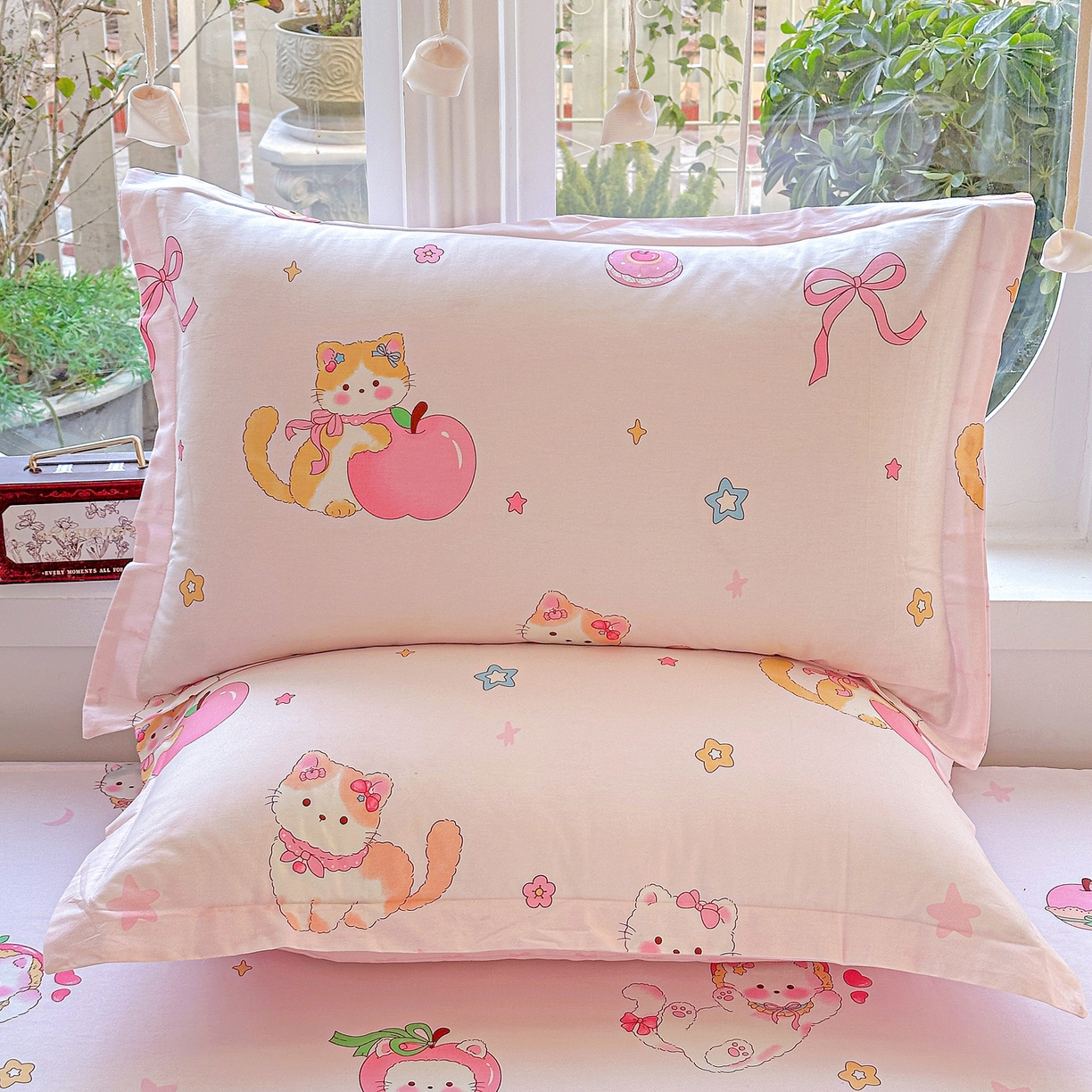 91家纺网 家纺一手货源 找家纺 恩泽家纺 2026春夏新款全棉纯棉12868印花四件套及单品系列-单枕套枕套单件 苹果小猫咪