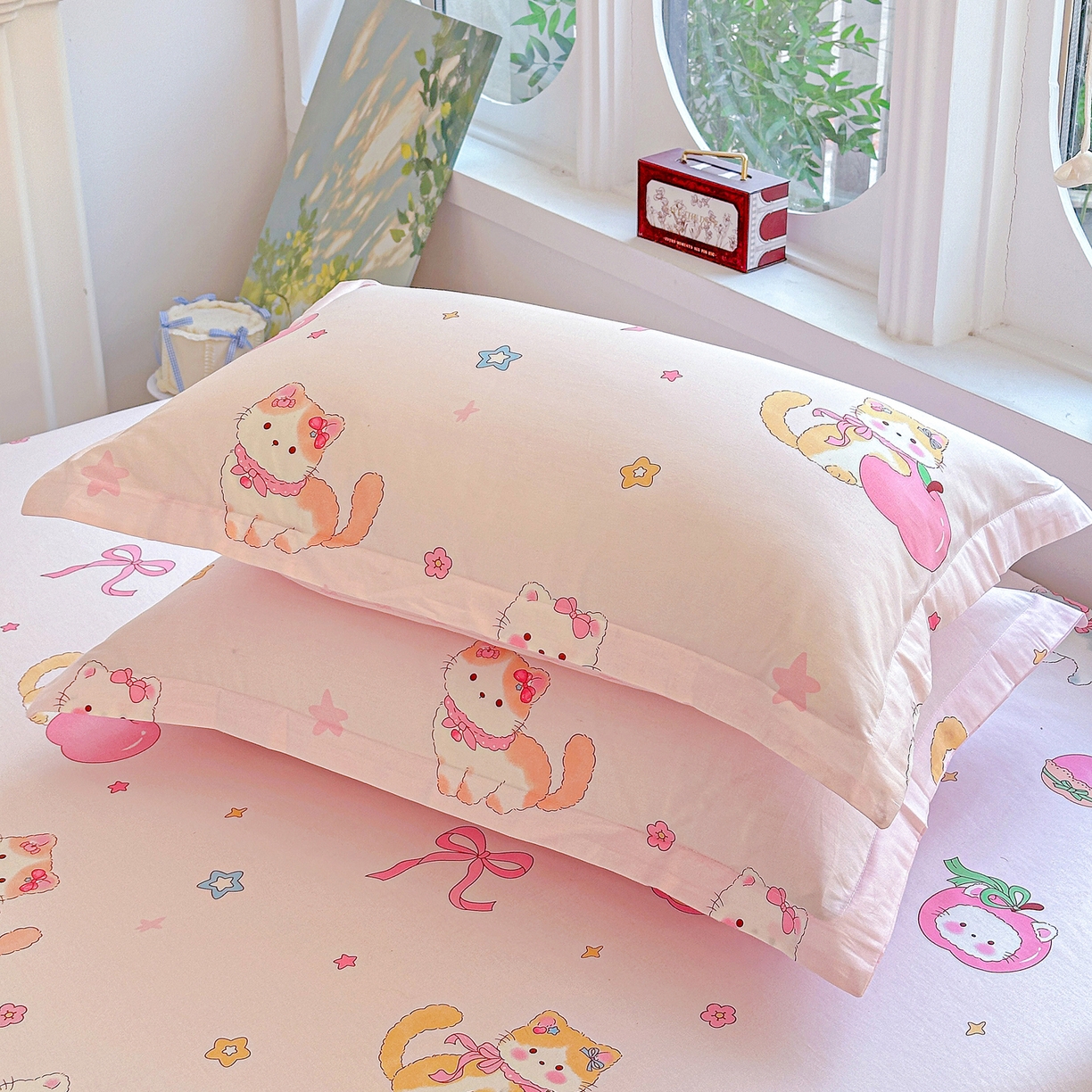 91家纺网 家纺一手货源 找家纺 恩泽家纺 2026春夏新款全棉纯棉12868印花四件套及单品系列-单枕套枕套单件 苹果小猫咪