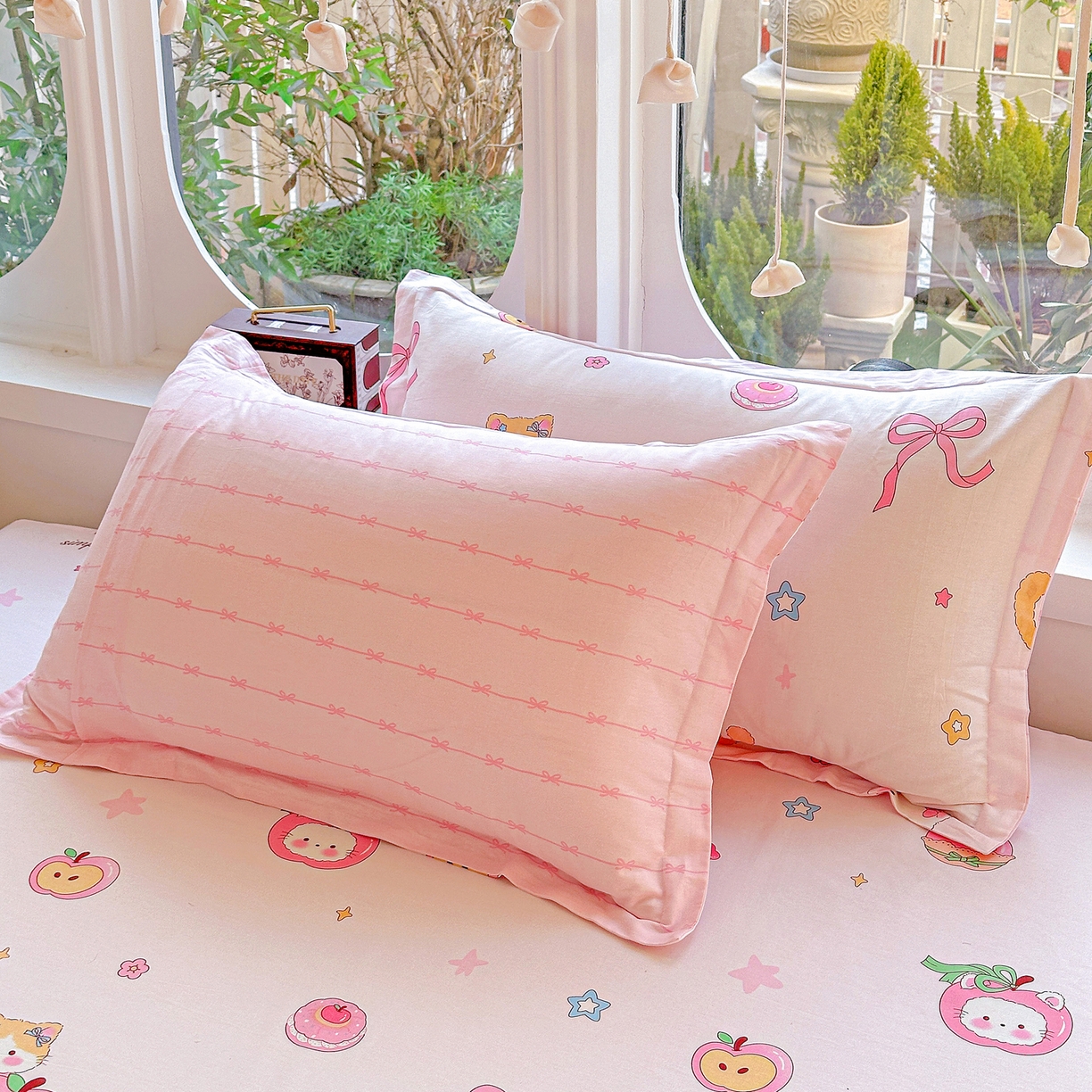 91家纺网 家纺一手货源 找家纺 恩泽家纺 2026春夏新款全棉纯棉12868印花四件套及单品系列-单枕套枕套单件 苹果小猫咪