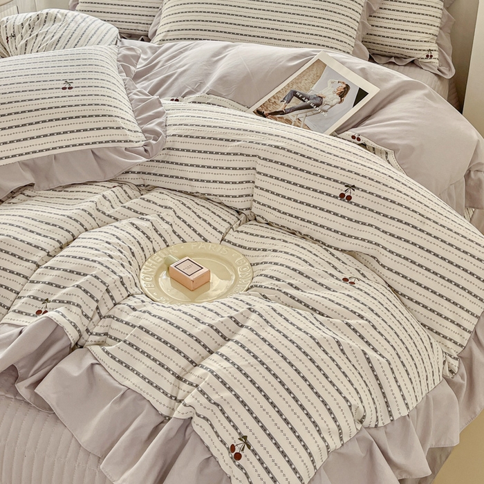 91家纺网 家纺一手货源 找家纺 斯卡诺家纺 2026新款韩版花边古法水洗仿棉床盖四件套花边床单四件套 灰樱桃-韩版花边