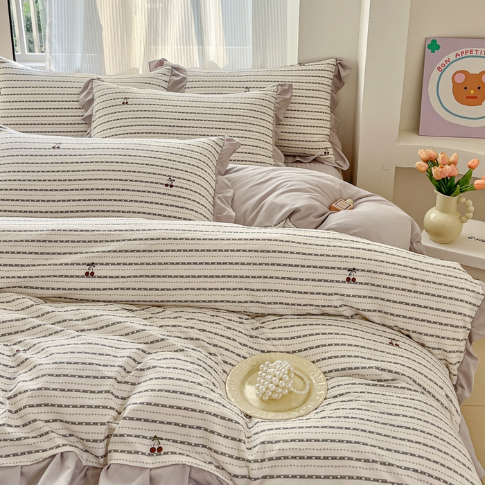 91家纺网 家纺一手货源 找家纺 斯卡诺家纺 2026新款韩版花边古法水洗仿棉床盖四件套花边床单四件套 灰樱桃-韩版花边